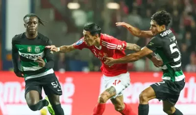 Benfica a jogar contra o Sporting
