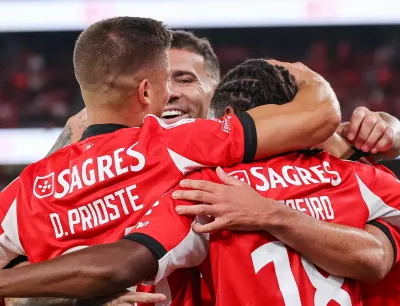 Fotografia do Benfica a celebrar na Eusébio Cup 2025