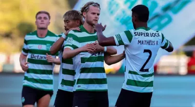 Fotografia do Sporting a celebrar no Troféu Cinco Violinos