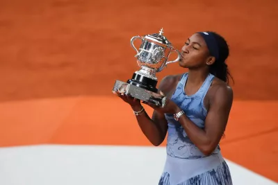 Coco Gauff com a taça de Roland Garros 2025
